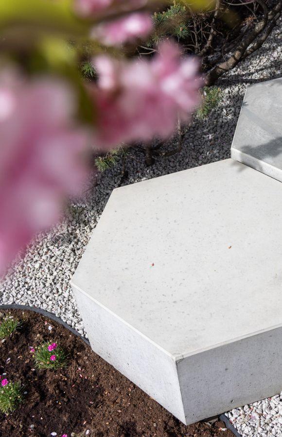 Betonowy Stolik Heksagon 100 w ogrodzie