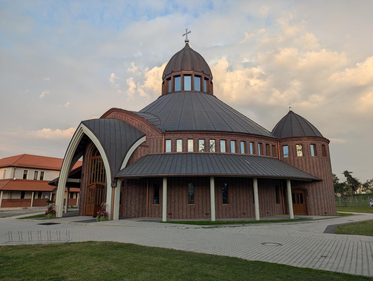 Widok z boku kościoła w Oleśnicy