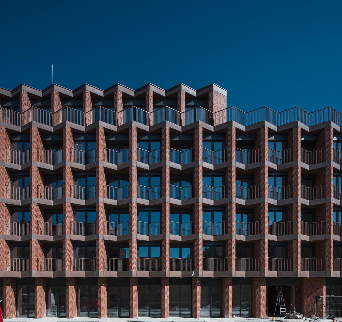 Elewacja apartamentowca wykonana z prefabrykatów
