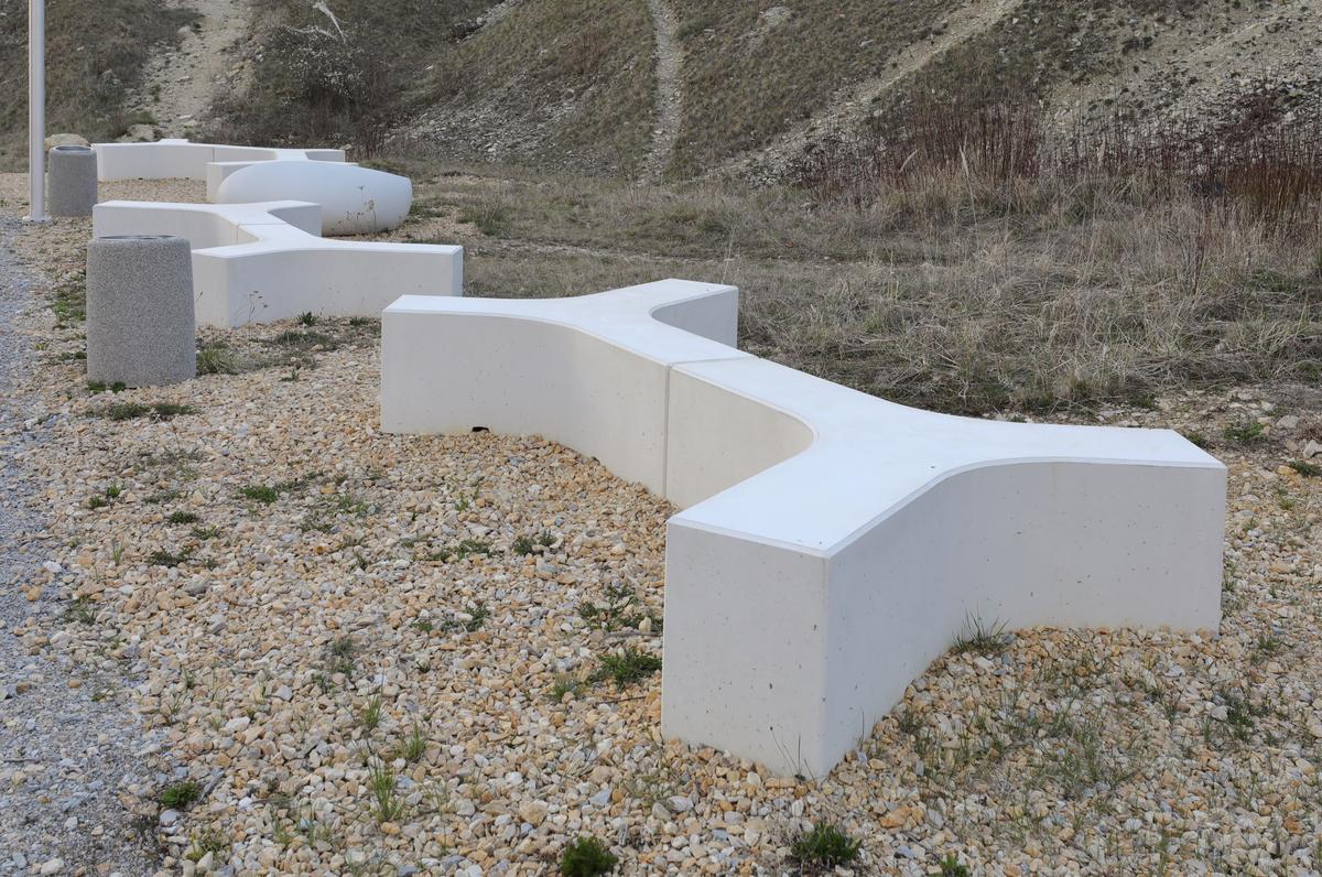 Betonowe siedziska Rozgwiazda ułożone na naturalnym, kamiennym podłożu