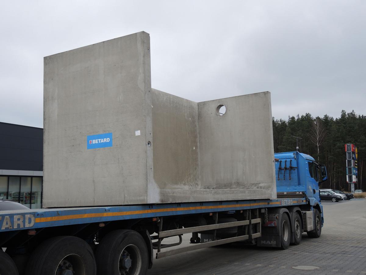 Transport elementu skrajnego zbiornika modułowego, prefabrykowanego