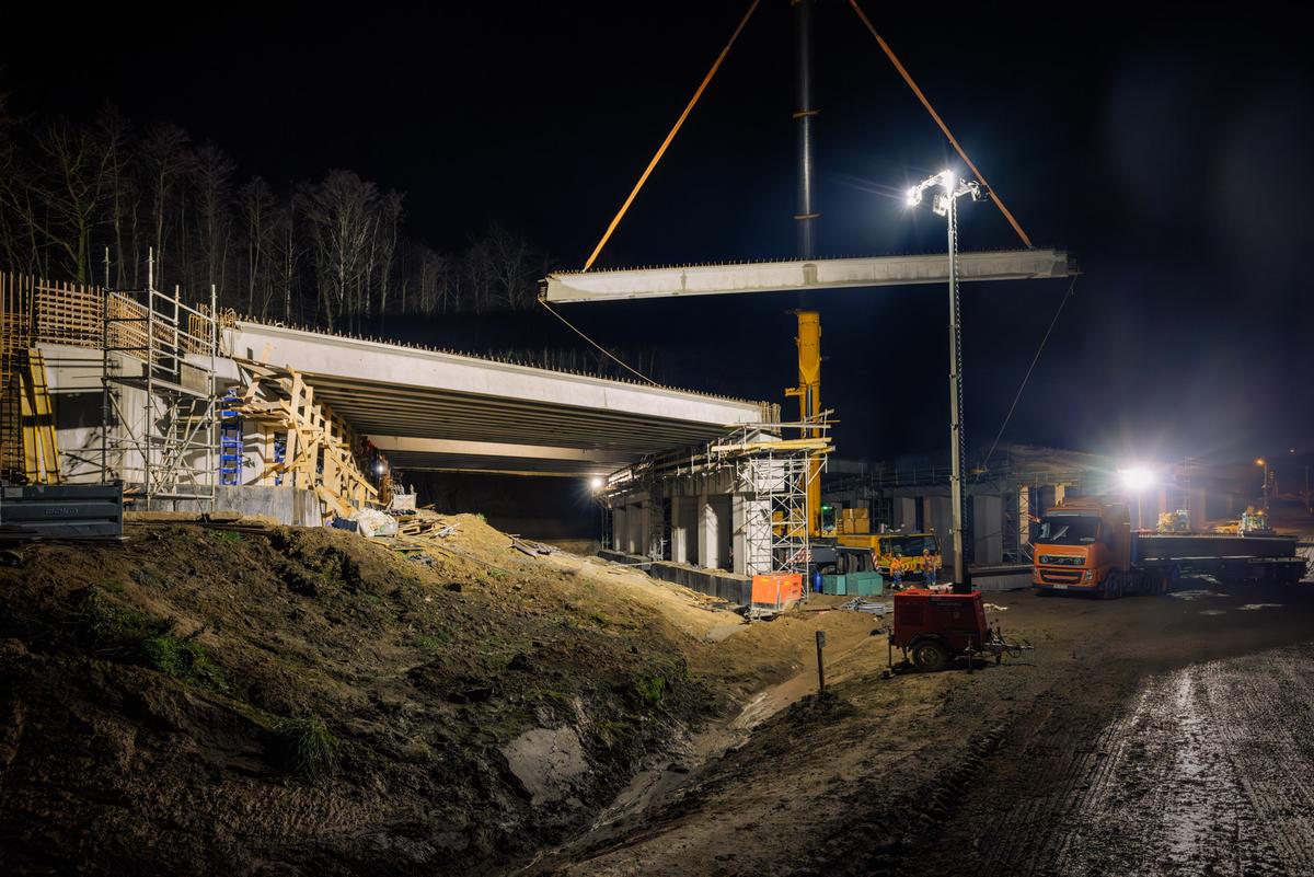 Montaż belek mostowych typu T