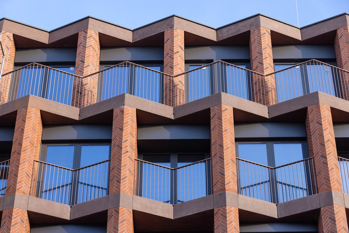 Elewacja apartamentowca wykonana z prefabrykatów