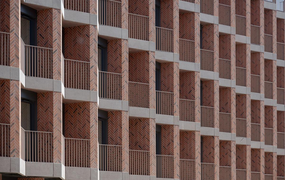 Elewacja apartamentowca wykonana z prefabrykatów